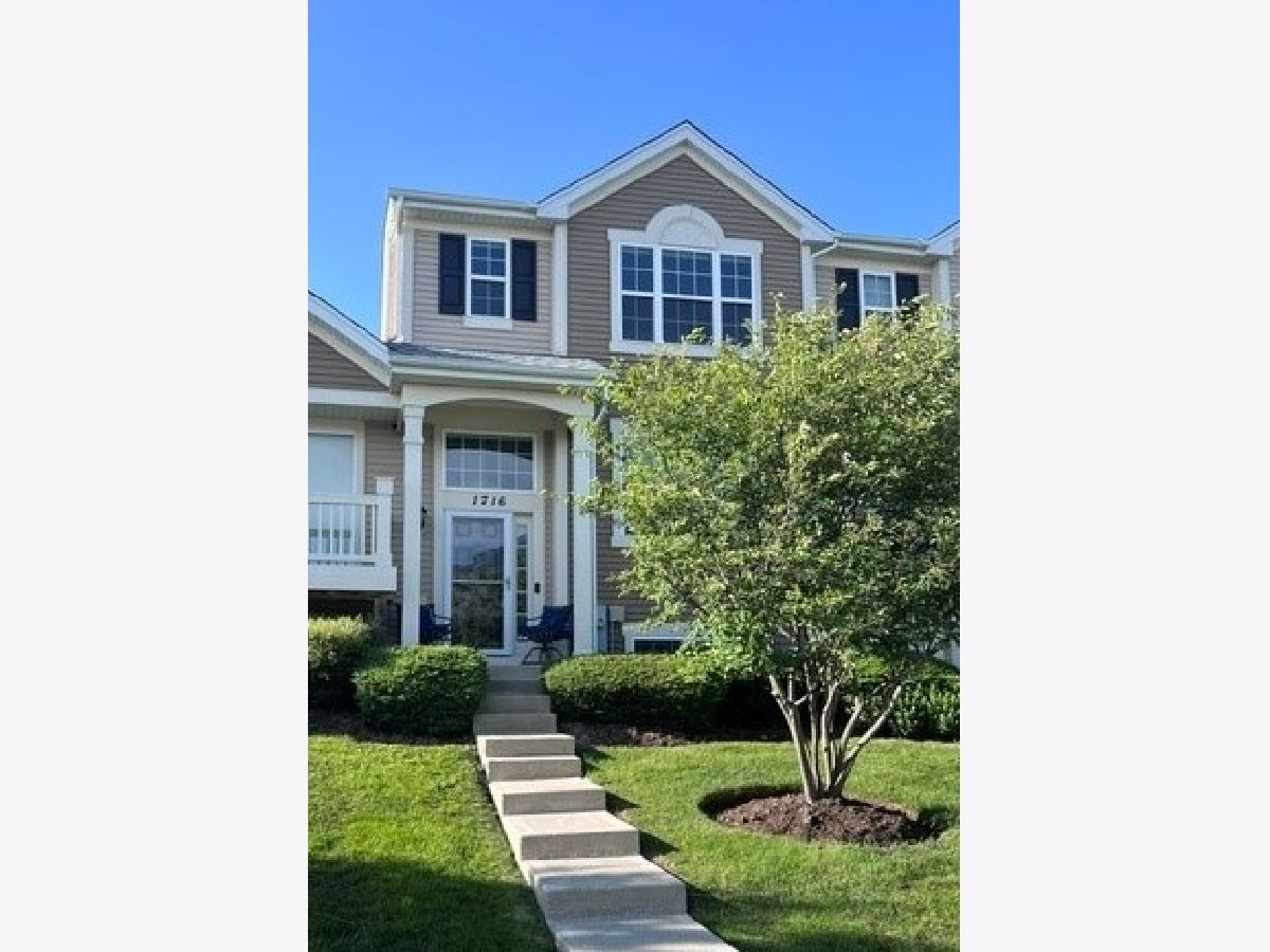 Townhomes & Condos & Homes For Rent Cambridge Lakes Pingree Grove Illinois, 1716 Windward