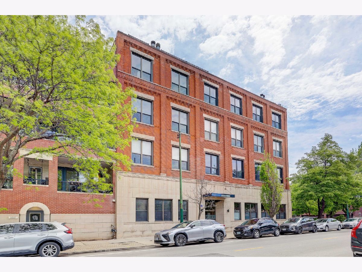 For Sale Chicago Illinois, 2525 Sheffield Avenue