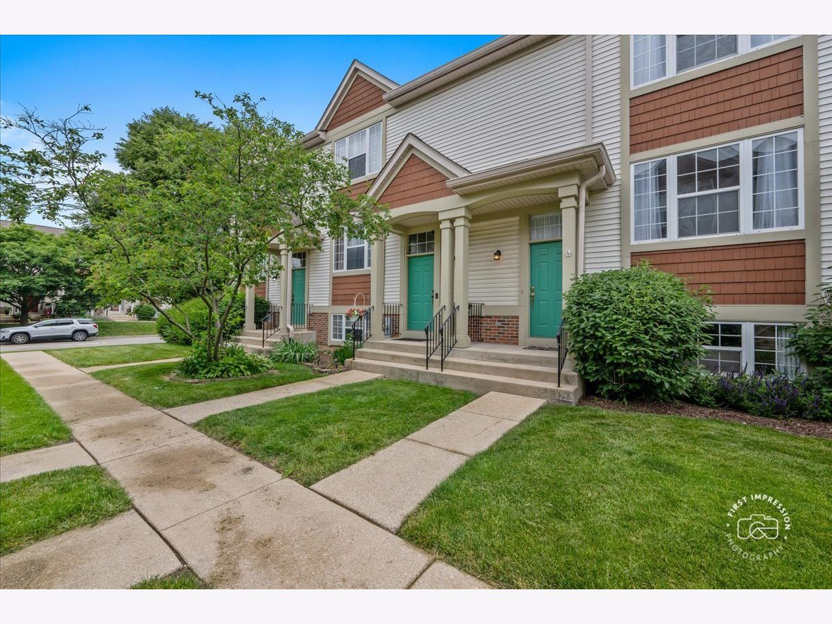 For Sale West Chicago Illinois, 1637 Orchard Court