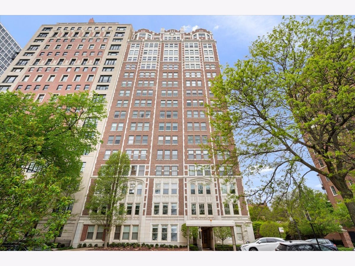  For Sale Chicago Illinois, 2440 Lakeview Avenue