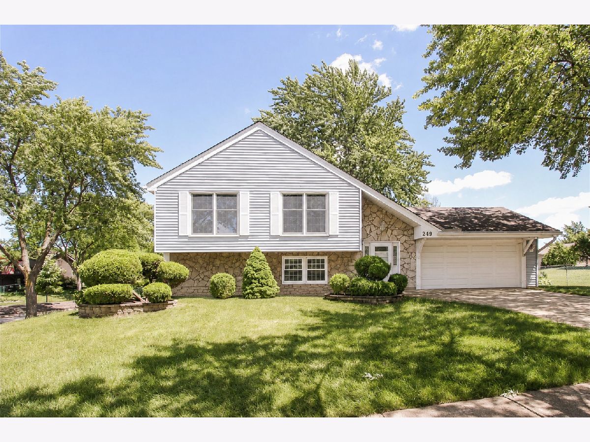 Townhomes & Condos & Homes For Sale Westlake Bloomingdale Illinois, 249 Langton Lane
