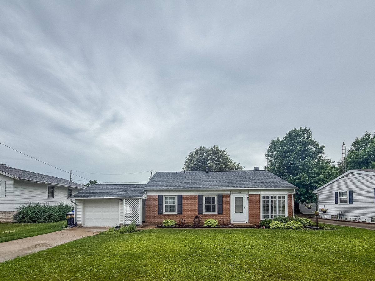 Homes & Condos & Townhomes Sold Fairway Knolls Bloomington Illinois, 207 Sherwood