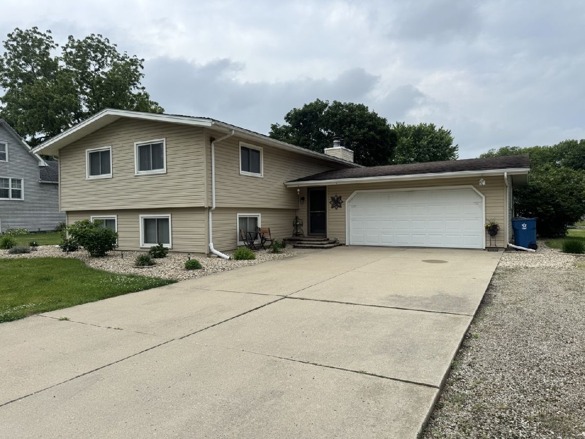  Sold Cherry Illinois, 209 Steele
