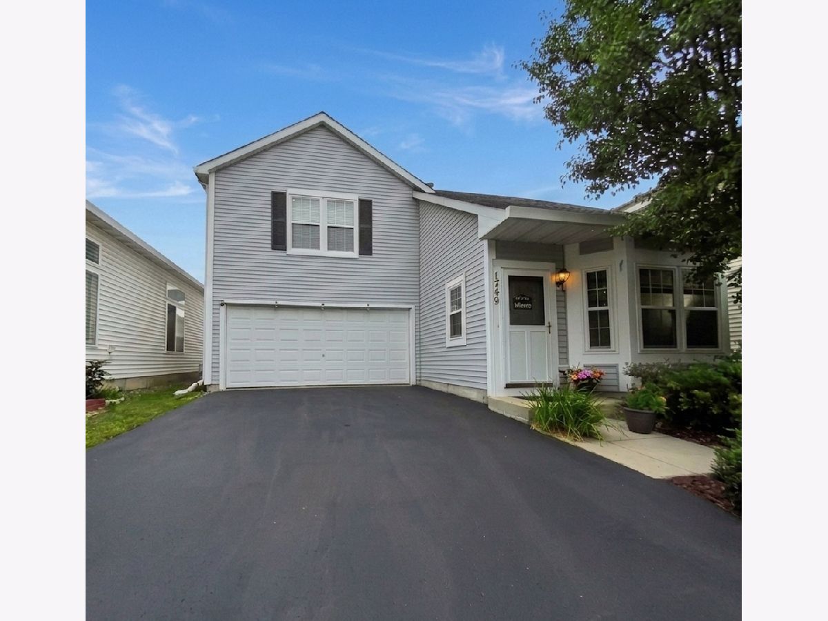  For Sale Aurora Illinois, 1748 Hazelnut Lane