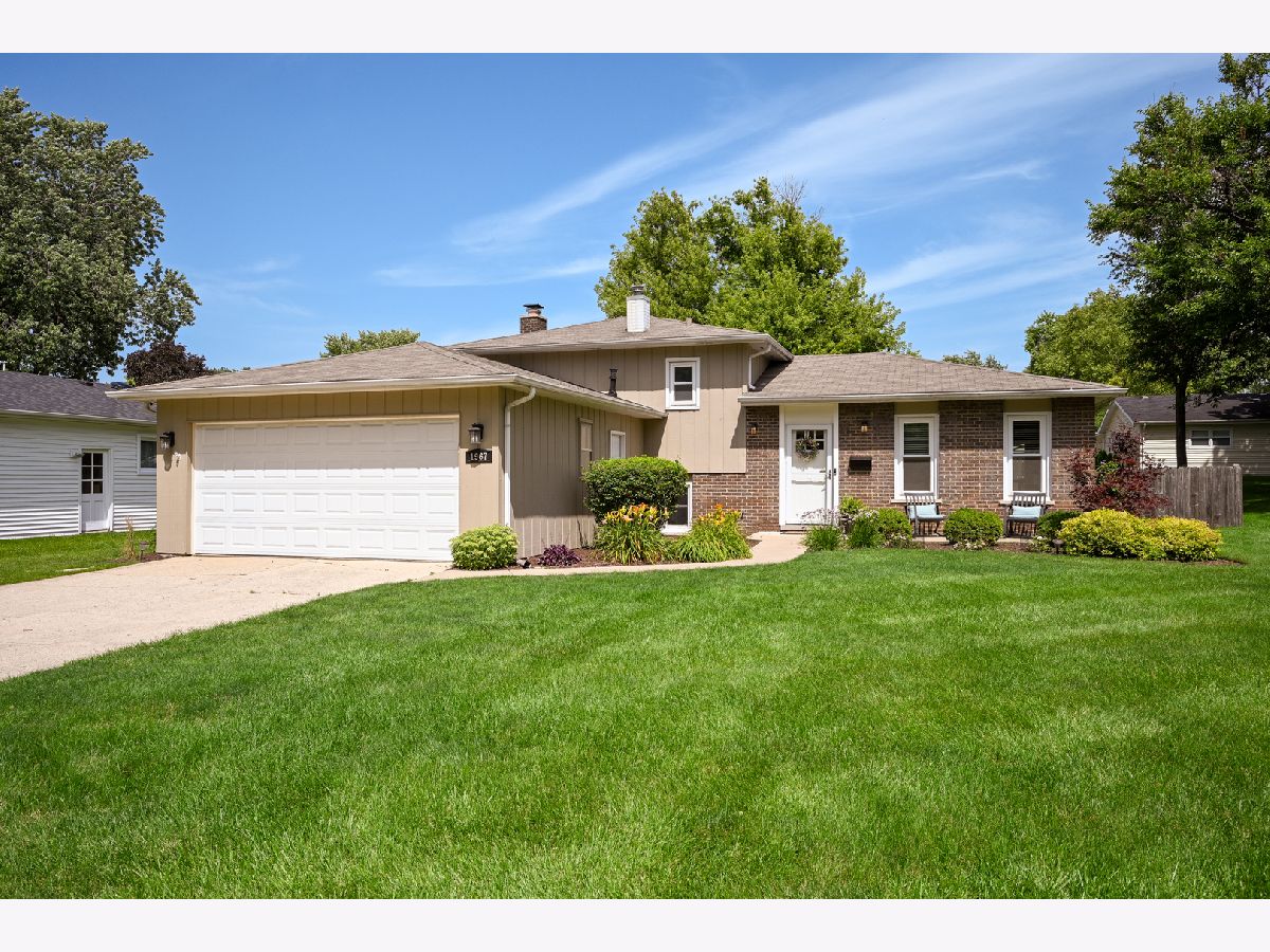 Homes & Townhomes & Condos For Sale Briarcliffe Wheaton Illinois, 1967 Nottingham Lane