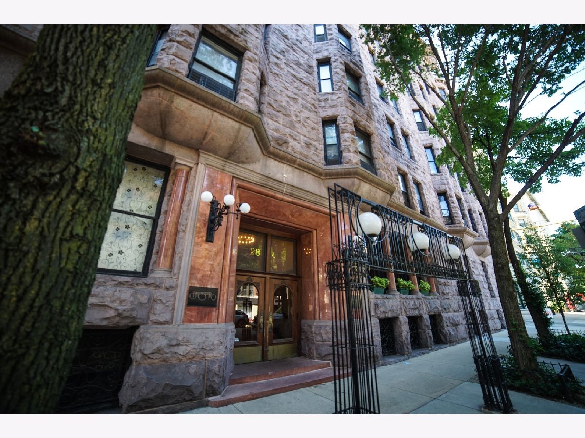 Condominiums Rented The Brewster Chicago Illinois, 2800 Pine Grove