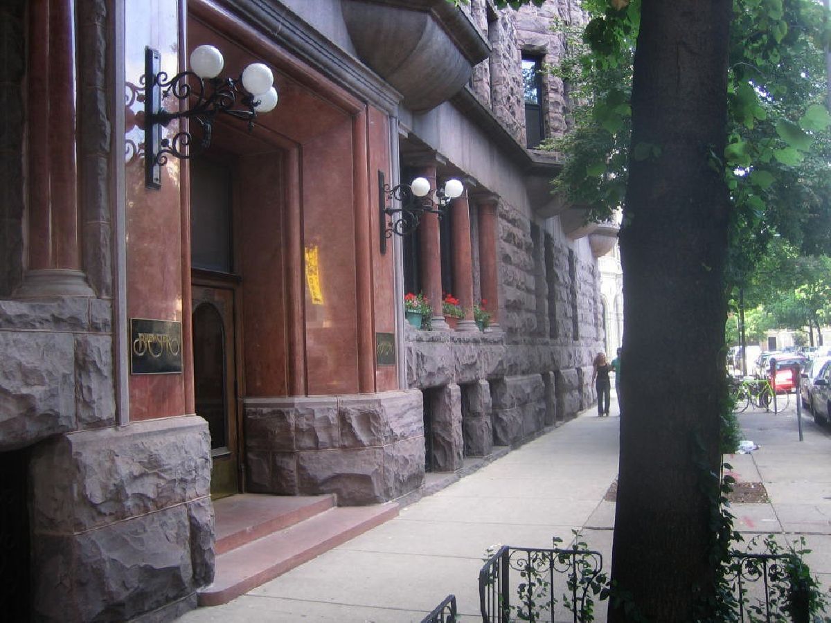 Condominiums Rented The Brewster Chicago Illinois, 2800 Pine Grove