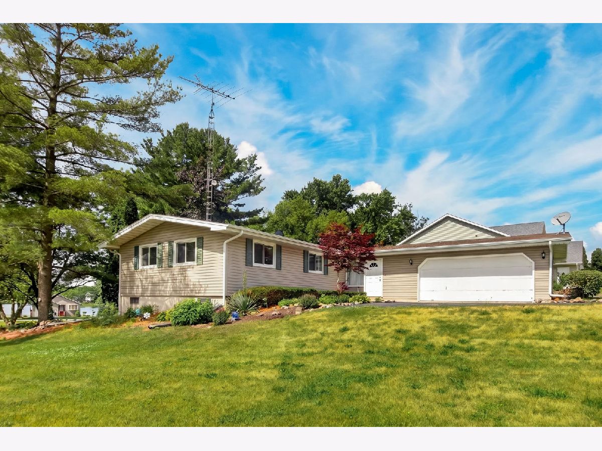  For Sale Poplar Grove Illinois, 132 Valhalla Drive