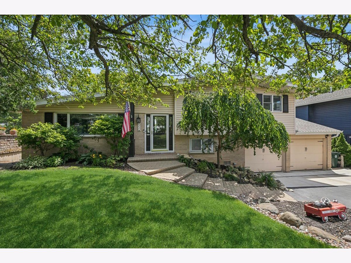 Homes For Sale Loch Lomond Mundelein Illinois, 585 Killarney Pass Circle