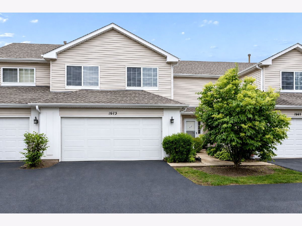  For Sale North Aurora Illinois, 1673 Waterford Road