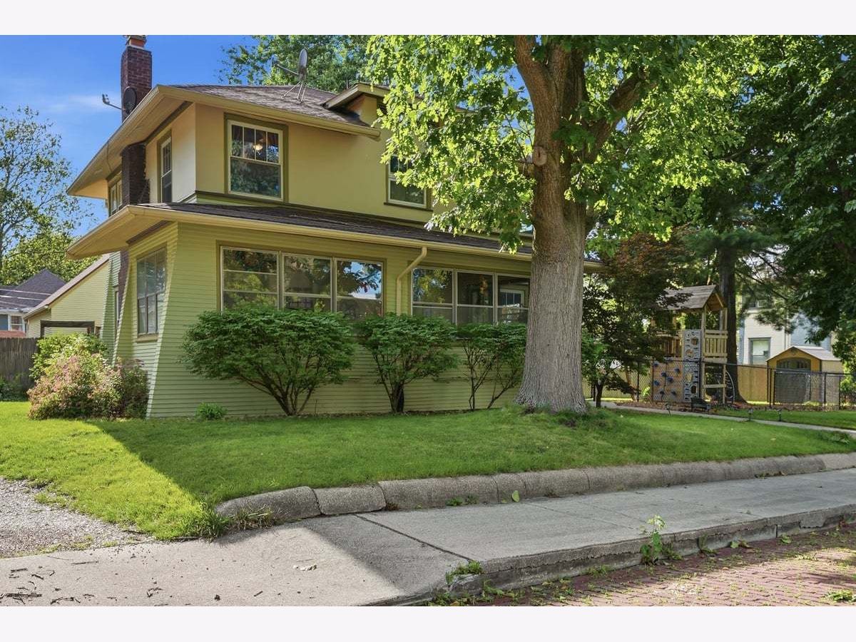  For Sale Bloomington Illinois, 56 Whites Place