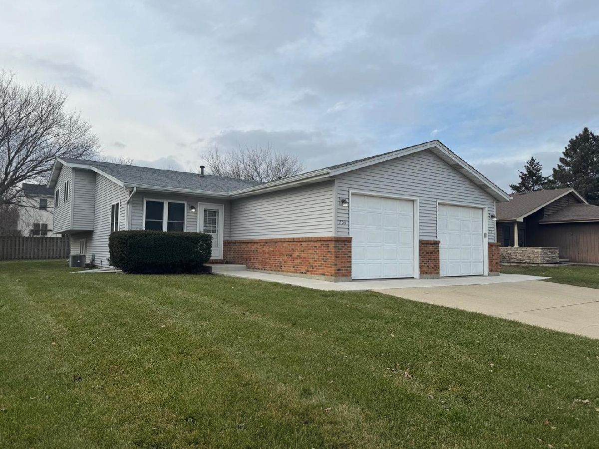  For Rent South Elgin Illinois, 708 Michigan Ave