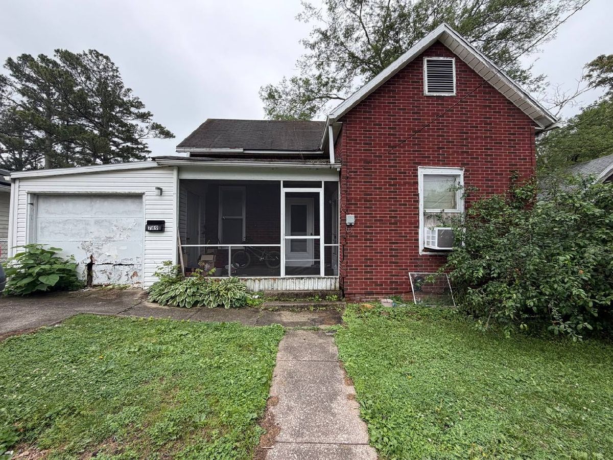  For Sale Harrisburg Illinois, 709 Charleston Street