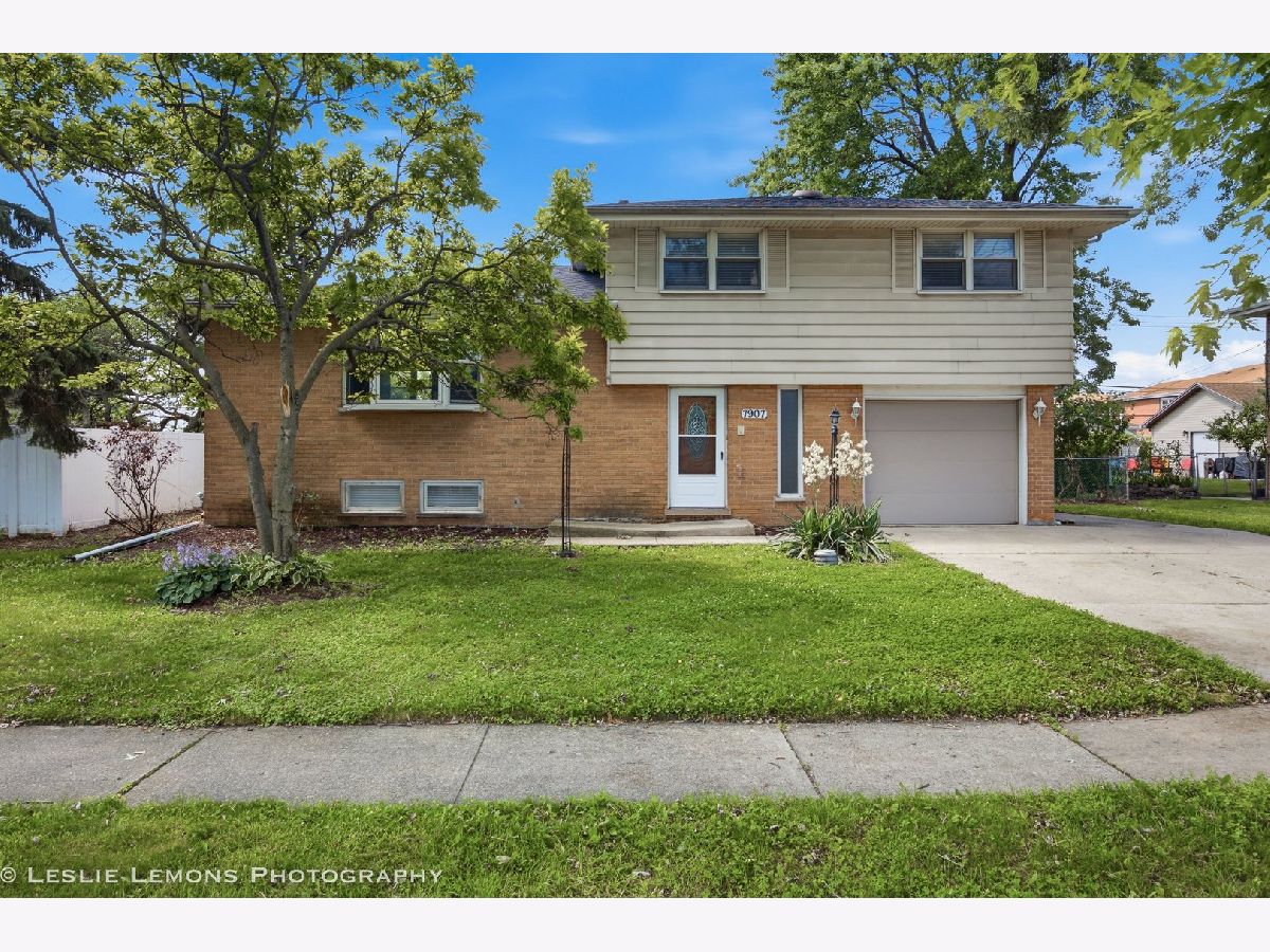  For Sale Hickory Hills Illinois, 7907 89th Street