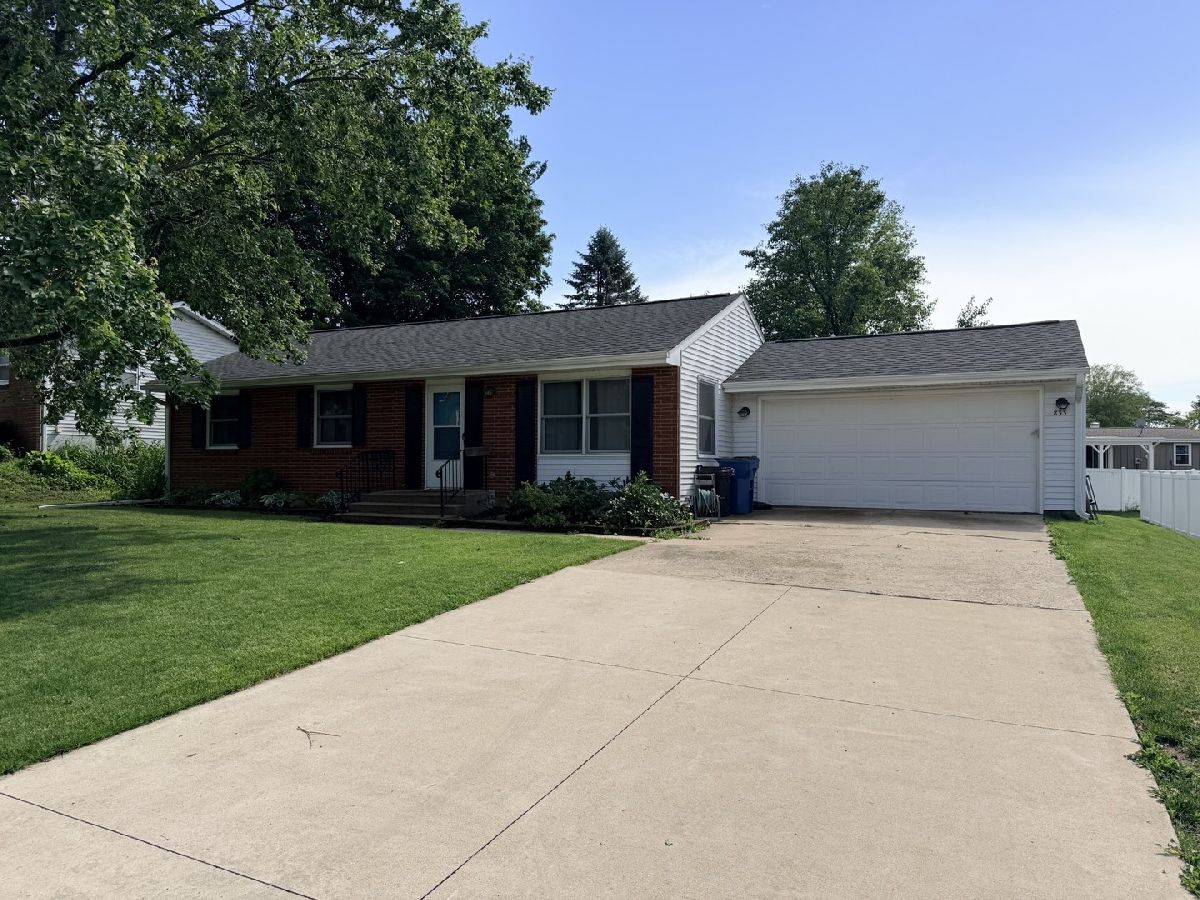  For Sale Ottawa Illinois, 833 King Arthur Lane