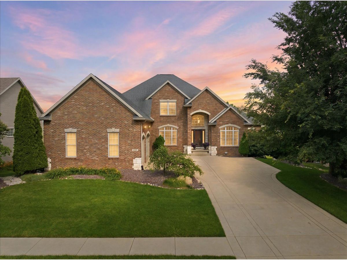 Homes & Condos & Townhomes For Sale Grove On Kickapoo Creek Bloomington Illinois, 1406 Watersound Way