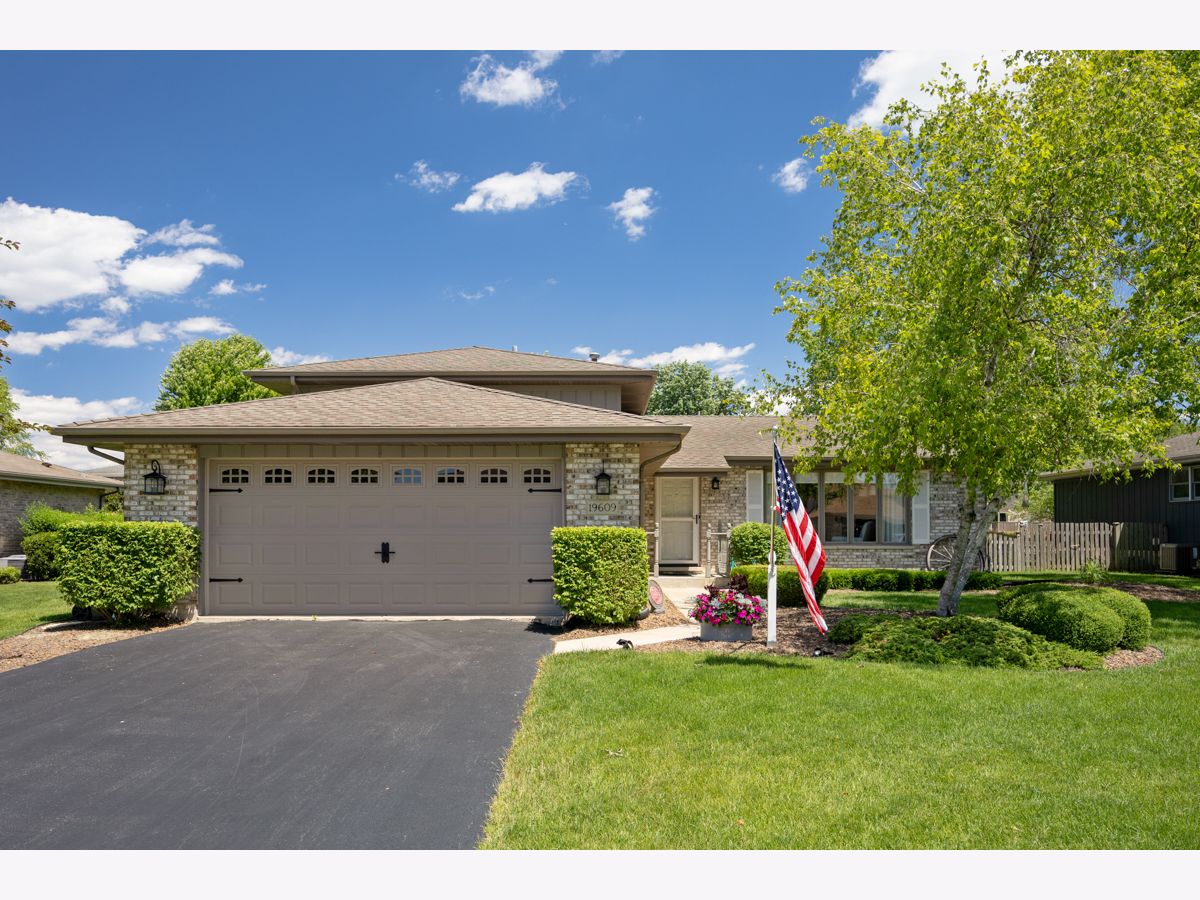 Homes For Sale Lakeview Terrace Frankfort Illinois, 19609 Old Coach Trail