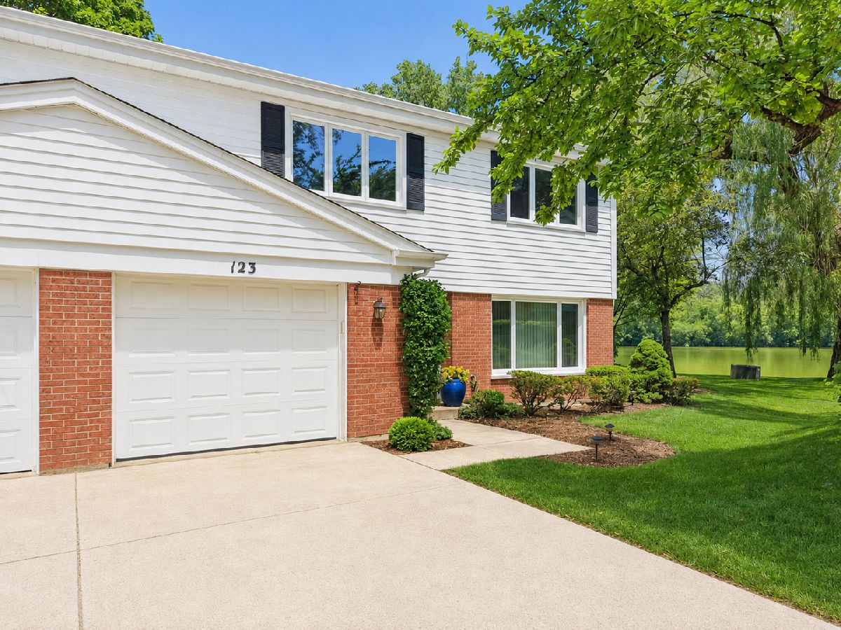 Townhomes & Condos & Homes For Sale Regent Park Arlington Heights Illinois, 123 Peartree Lane