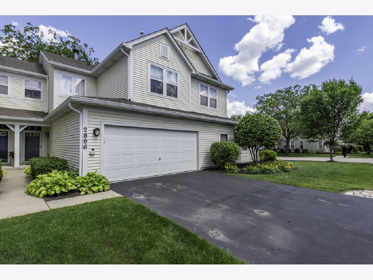 Townhomes & Condos For Sale Falling Waters Lindenhurst Illinois, 2896 Falling Waters Lane
