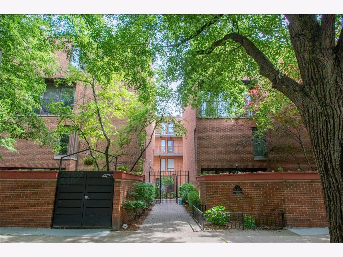 Townhomes & Condos Rented The Portals Chicago Illinois, 431 Grant