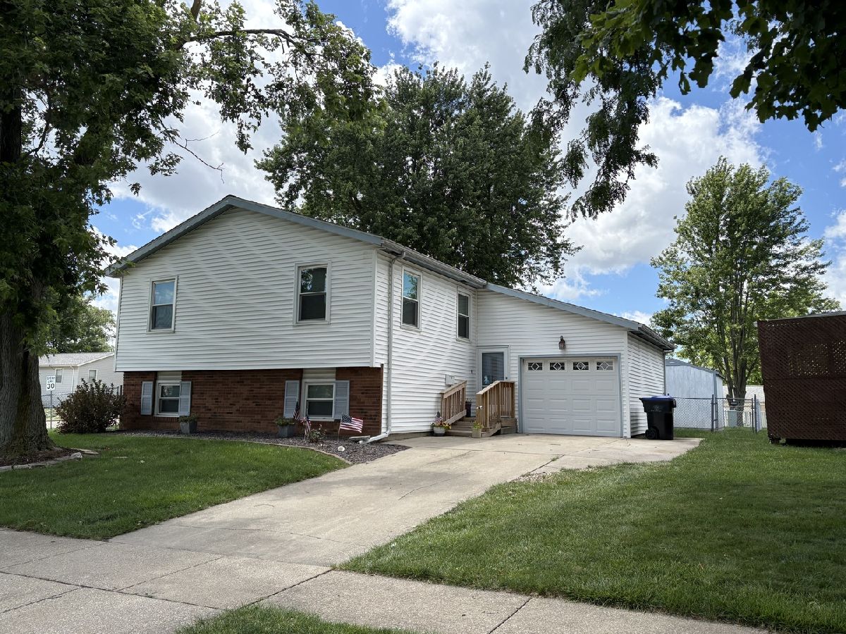 Homes & Condos & Townhomes For Sale Lakeview Estates Bloomington Illinois, 1402 Hershey Road