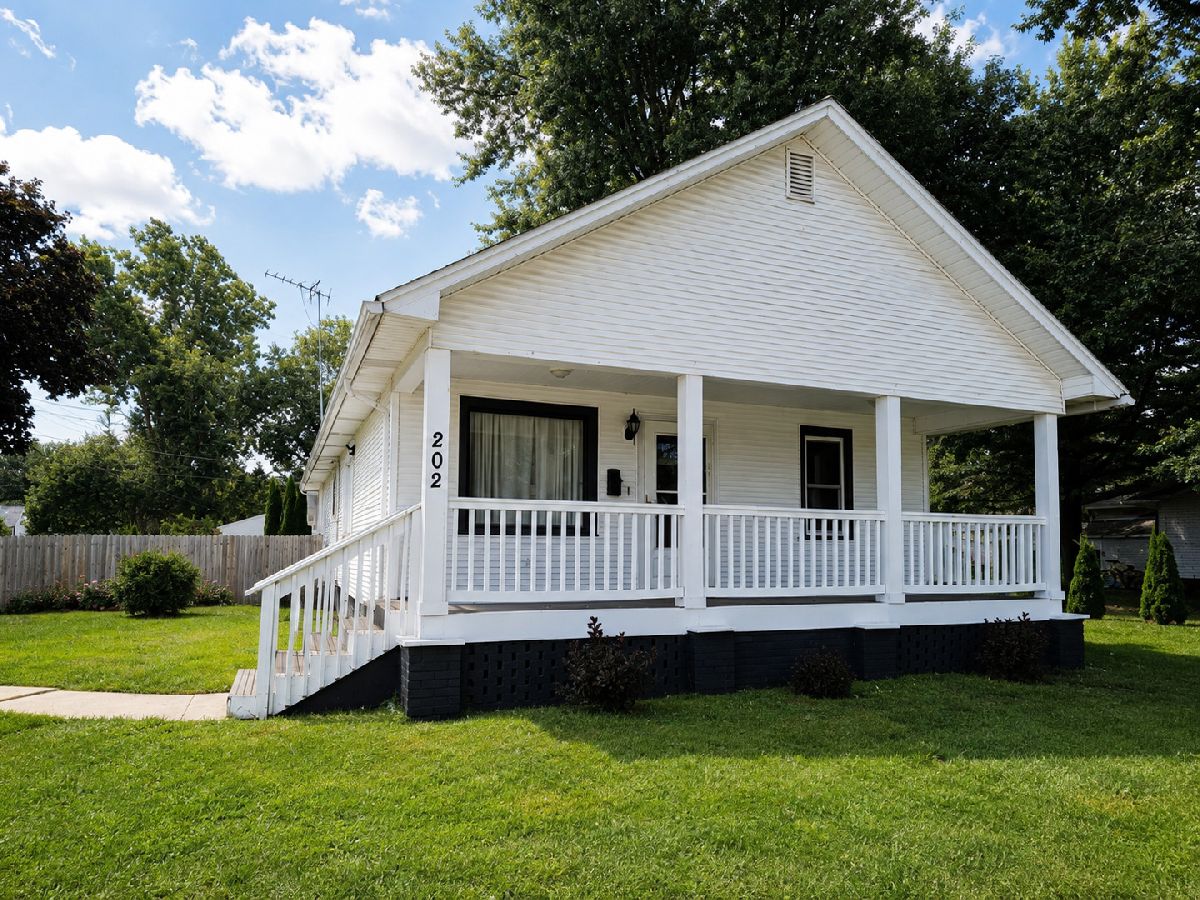  For Sale Momence Illinois, 202 Gladiolus Street