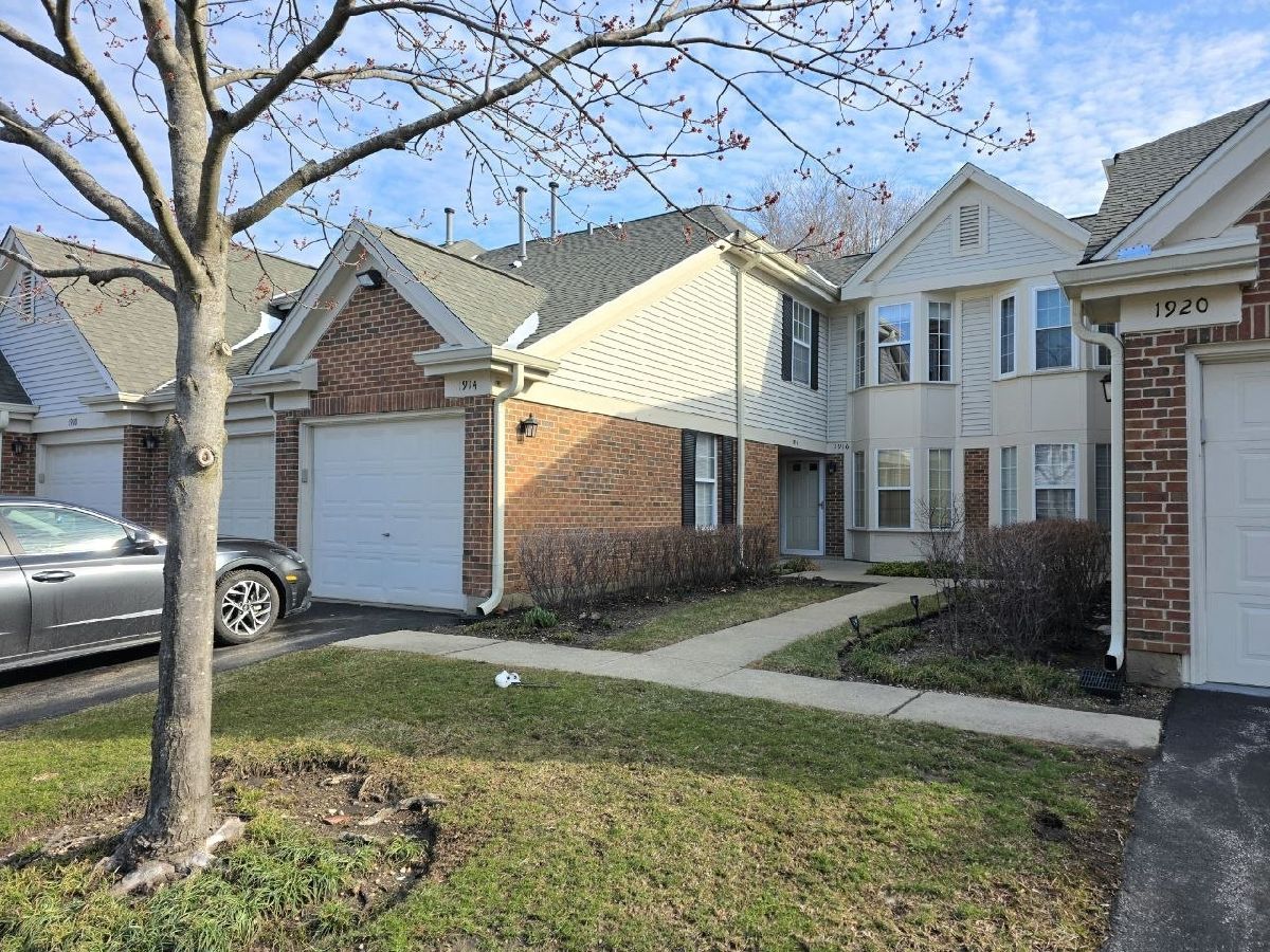  For Rent Streamwood Illinois, 1914 Quaker Hollow