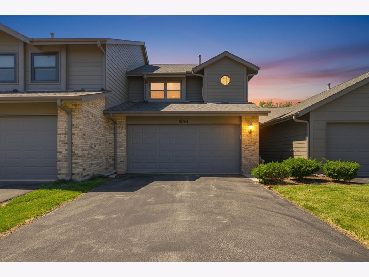 Townhomes & Homes For Sale Sawmill Creek Darien Illinois, 8044 Wildwood Lane