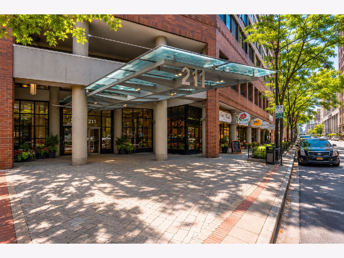 Condominiums For Sale Grand Ohio Chicago Illinois, 211 Ohio Street