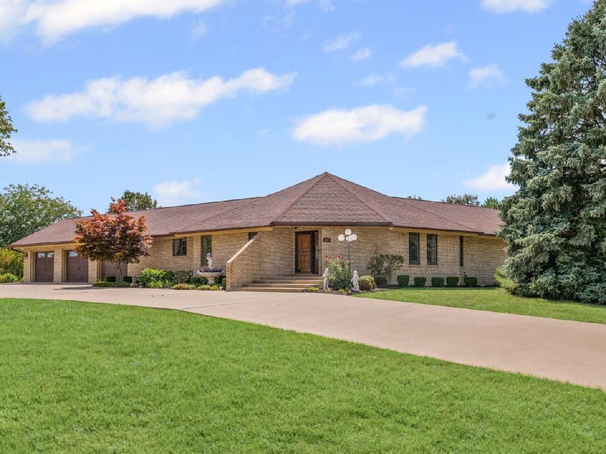  For Sale Paxton Illinois, 800 Cambridge Drive