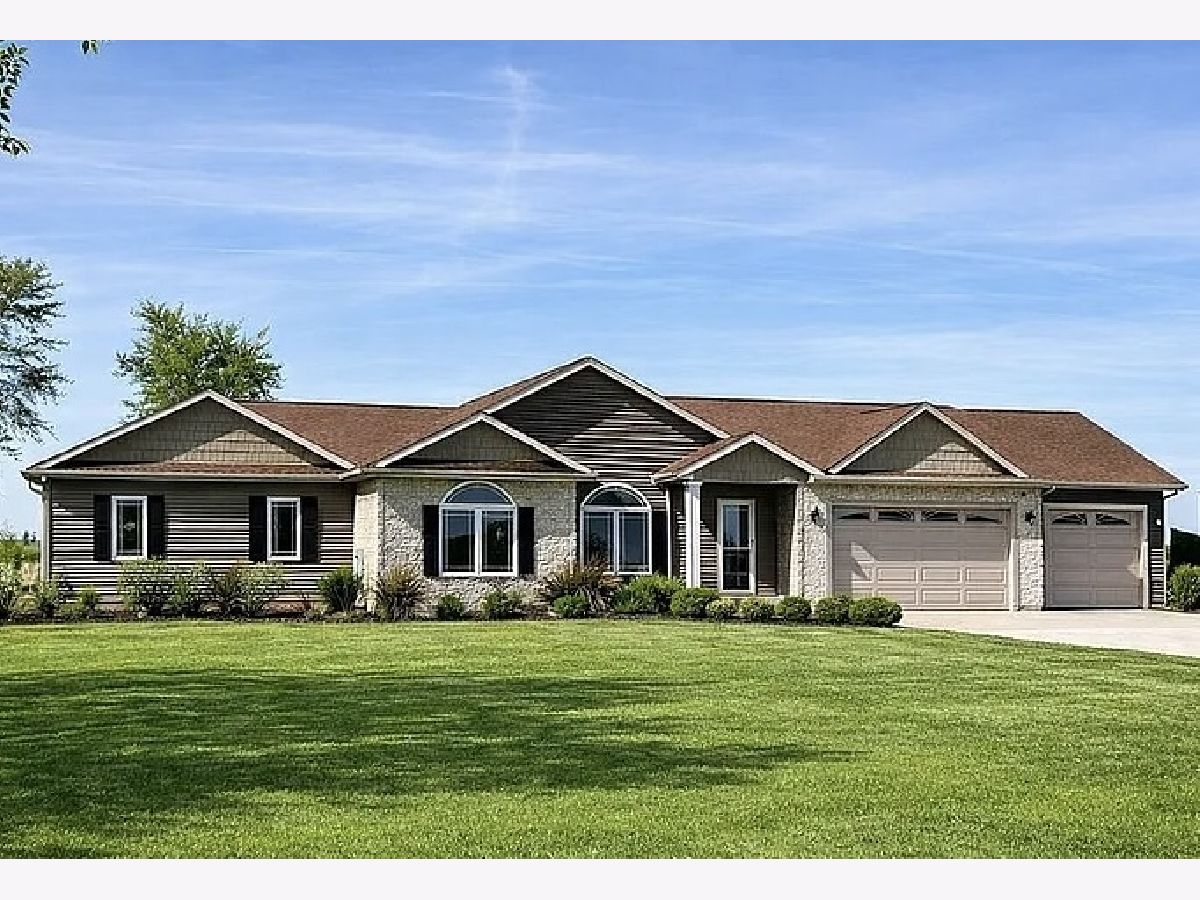  For Sale El Paso Illinois, 3142 County Road 1600