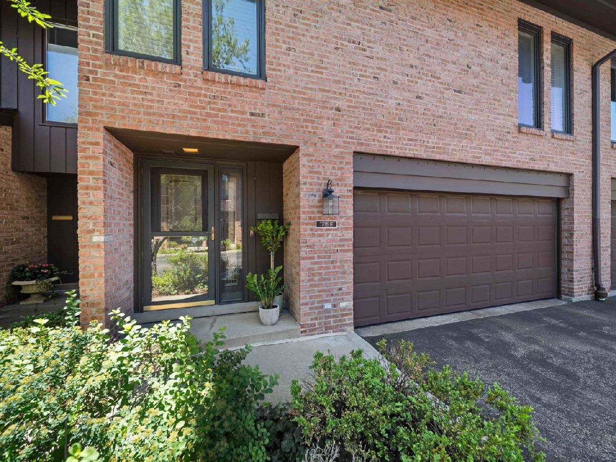 Townhomes & Condos & Homes For Sale Valley Lo Glenview Illinois, 1715 Wildberry Drive