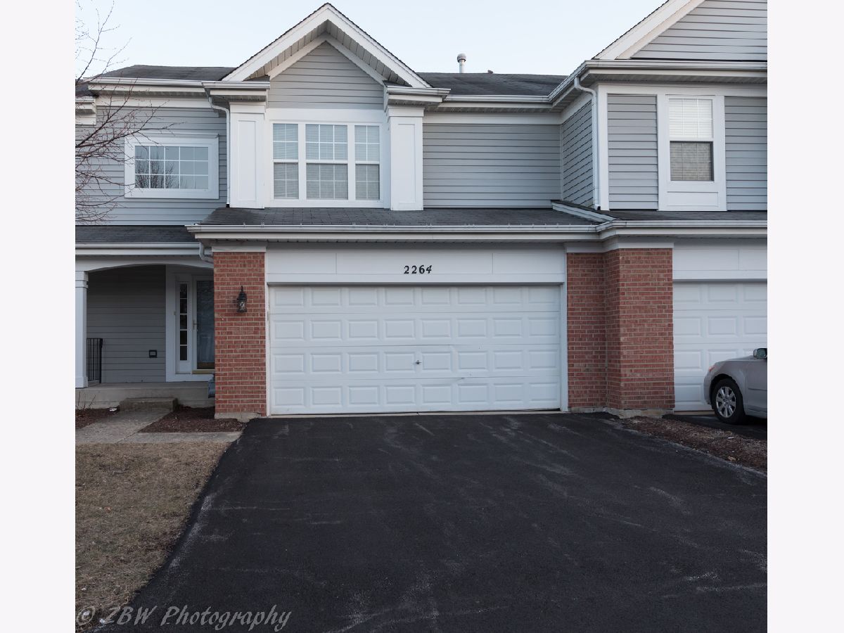 Townhomes & Condos & Homes Rented Cambridge Countryside Aurora Illinois, 2264 Foxmoor