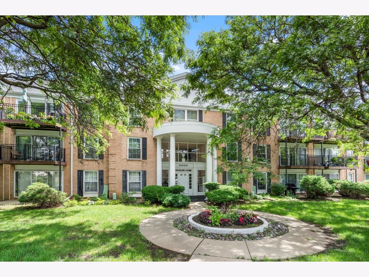 Condominiums For Sale Carriage Way Rolling Meadows Illinois, 5300 Carriageway Drive
