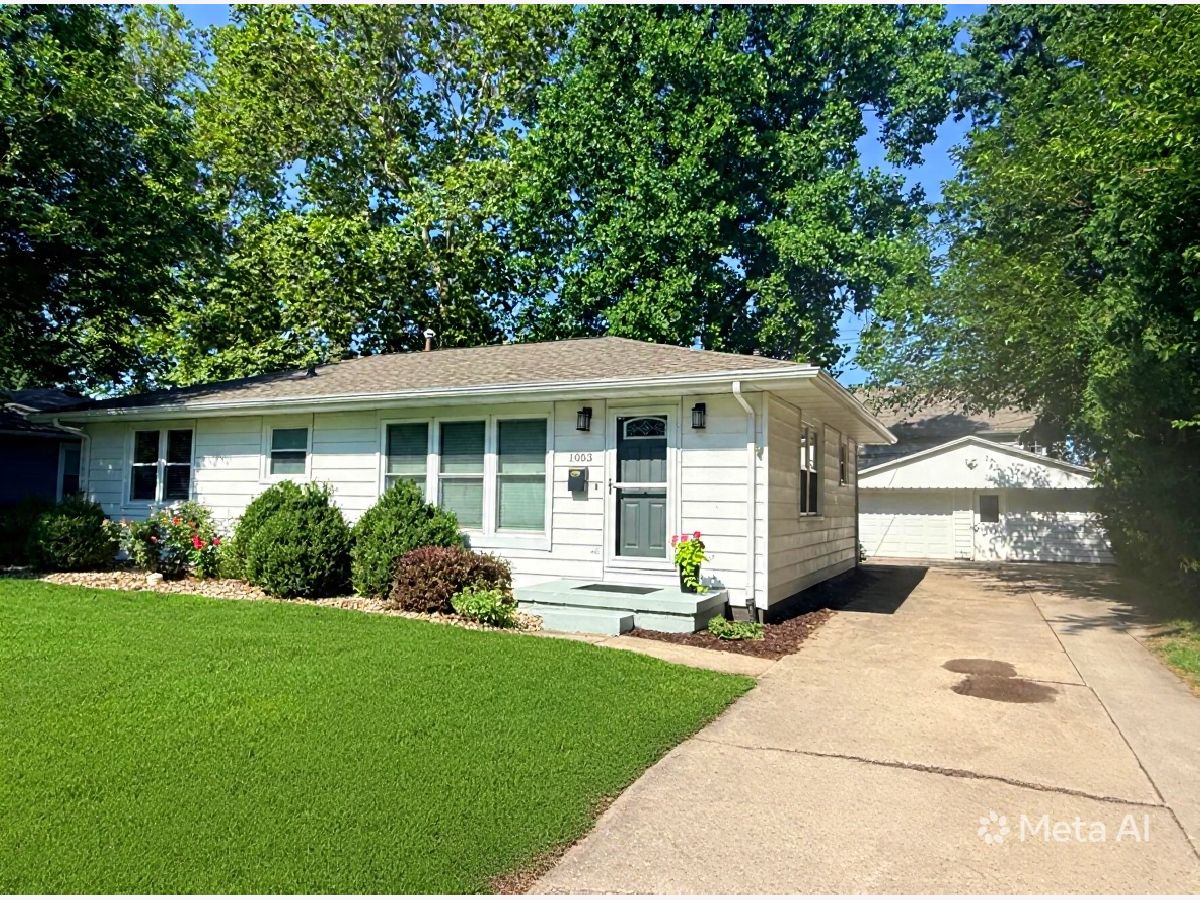 Homes & Condos & Townhomes For Sale Meadowbrook Bloomington Illinois, 1003 Mcgregor Street