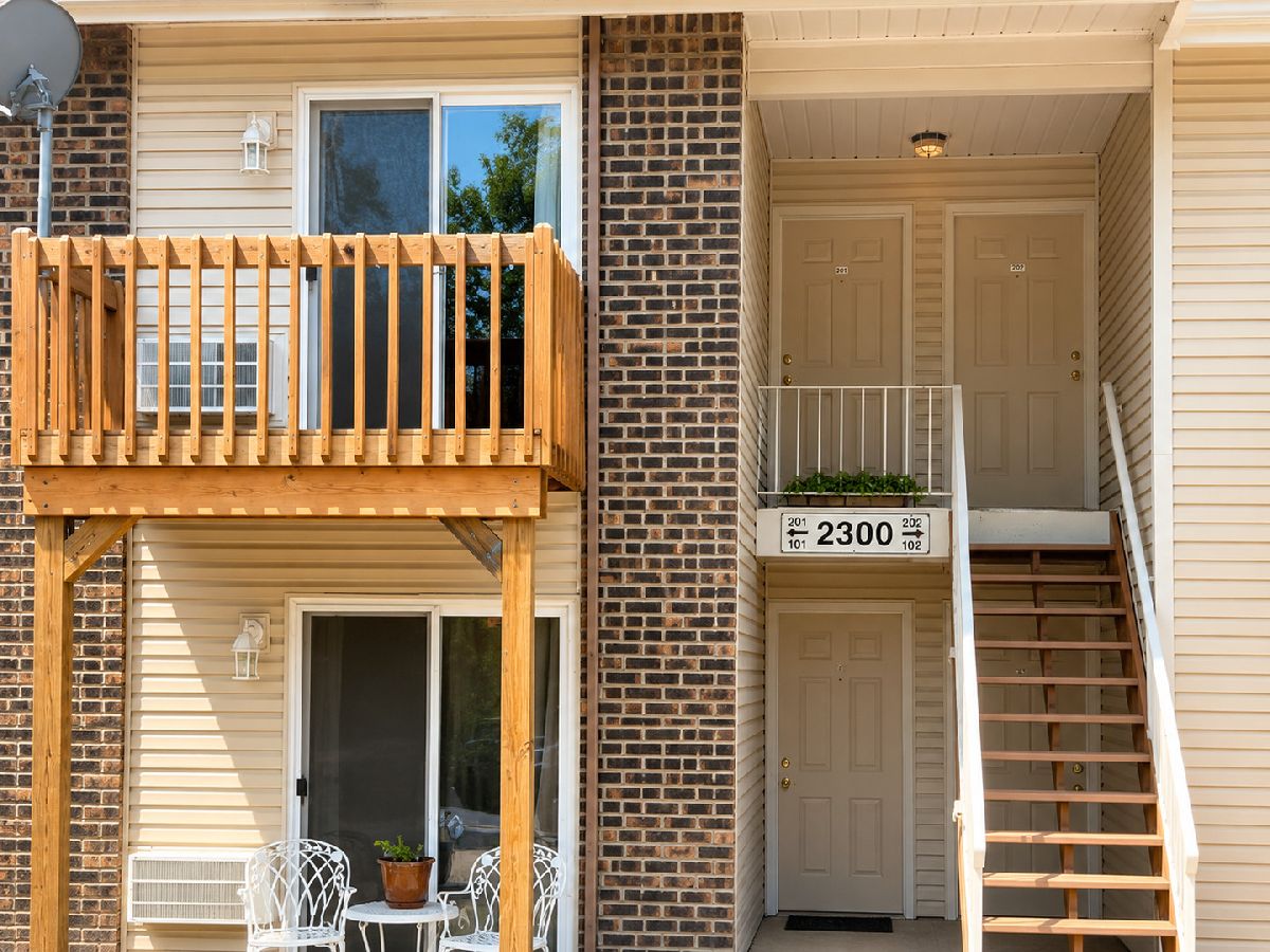 Condominiums For Rent Deer Run Oswego Illinois, 2300 Light