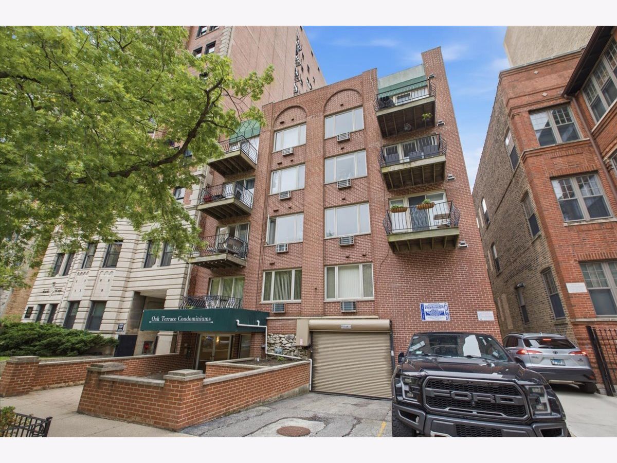 Condos & Townhomes For Sale Oak Terrace Condominiums Chicago Illinois, 435 Oakdale Avenue