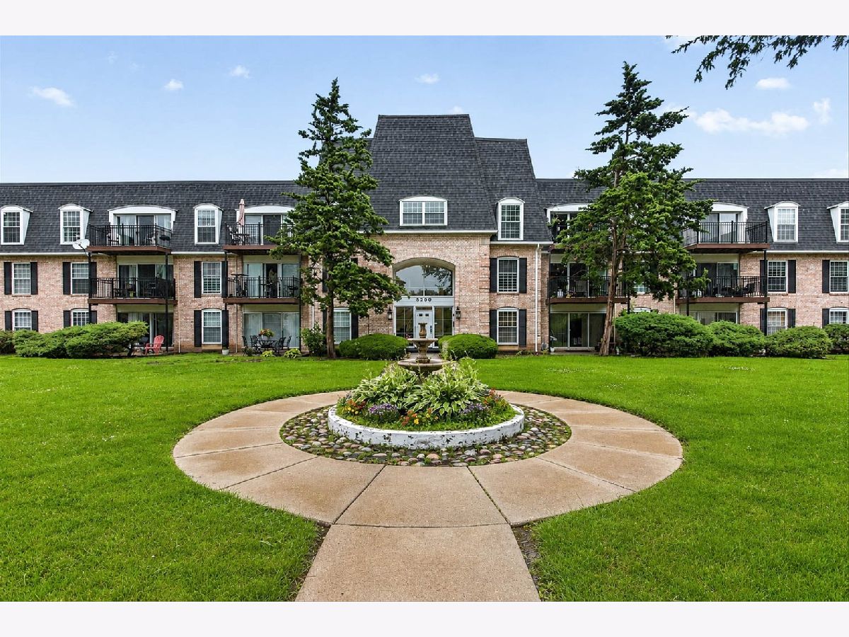 Condominiums For Sale Carriage Way Rolling Meadows Illinois, 5200 Carriageway Drive