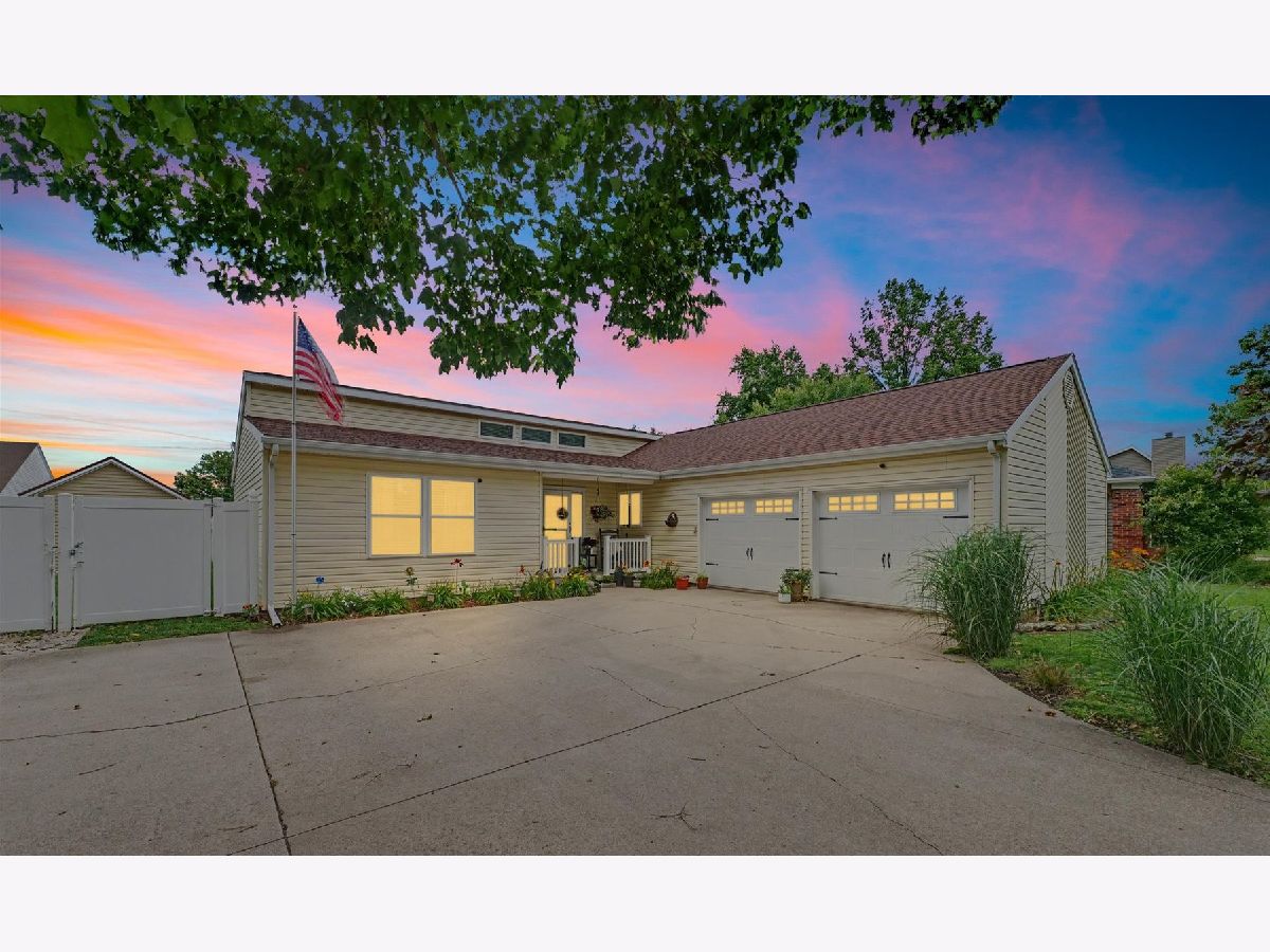  Sold Arthur Illinois, 105 Surrey