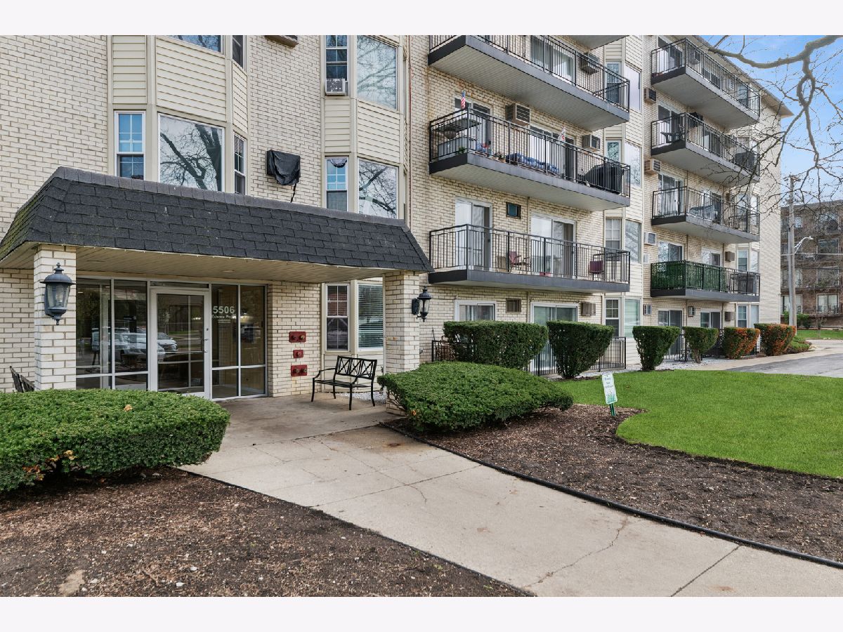 Condominiums For Sale Edens Point Morton Grove Illinois, 5506 Lincoln Avenue