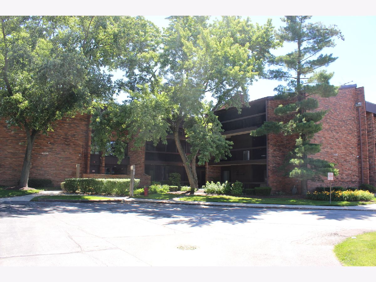 Condominiums For Sale Scarborough Fare Oak Forest Illinois, 14500 Linder Court