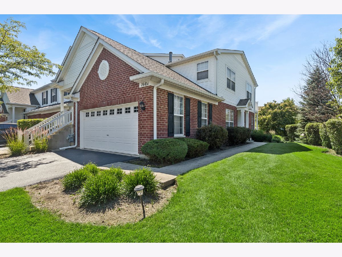Townhomes & Condos For Sale Canterbury Place Algonquin Illinois, 1601 Millbrook Drive