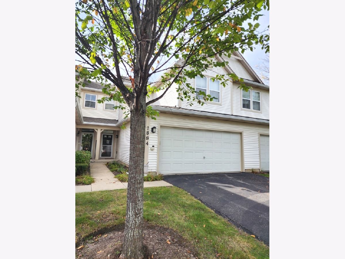  For Rent Lindenhurst Illinois, 2884 Falling Waters