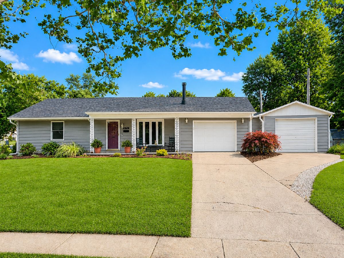 Homes & Condos & Townhomes Sold Fairway Knolls Bloomington Illinois, 221 Rowe
