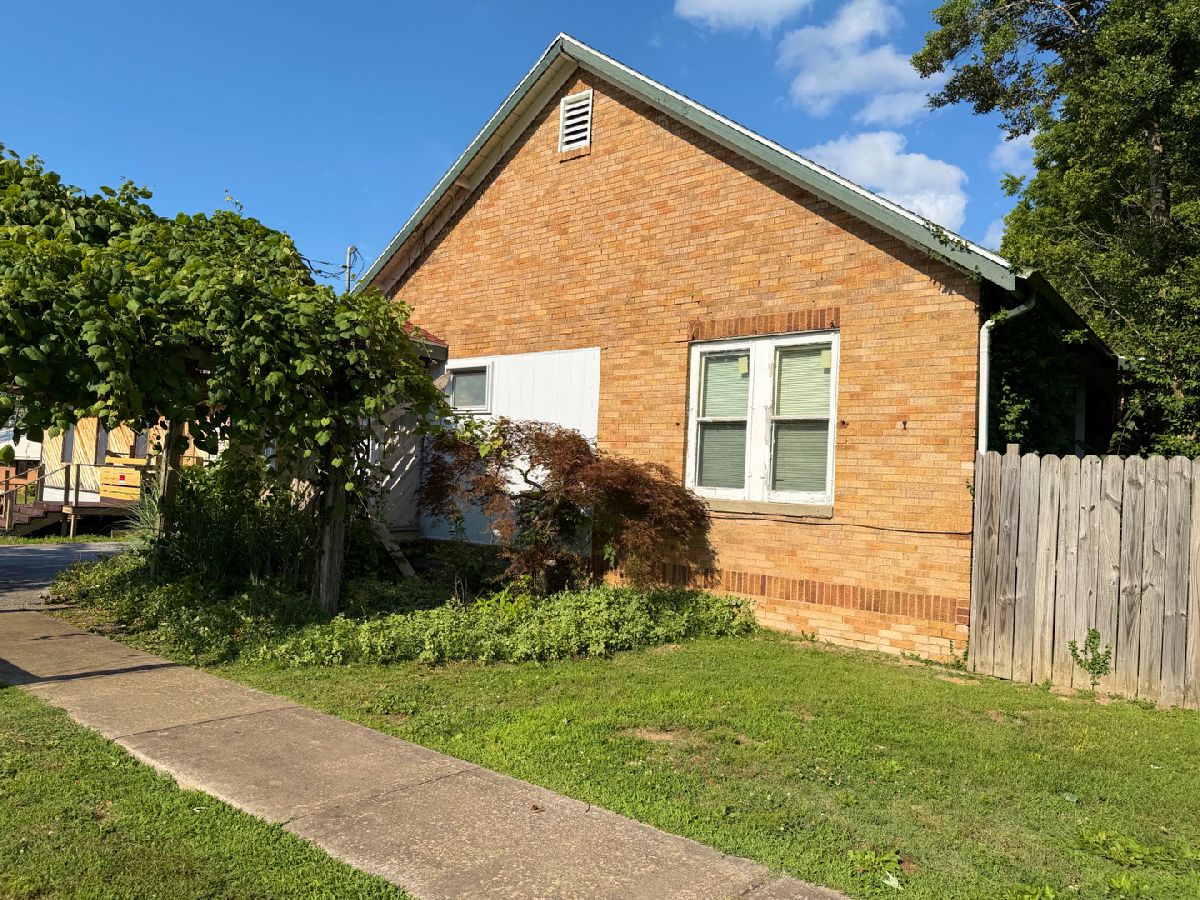  For Sale Carbondale Illinois, 2331 Illinois Avenue