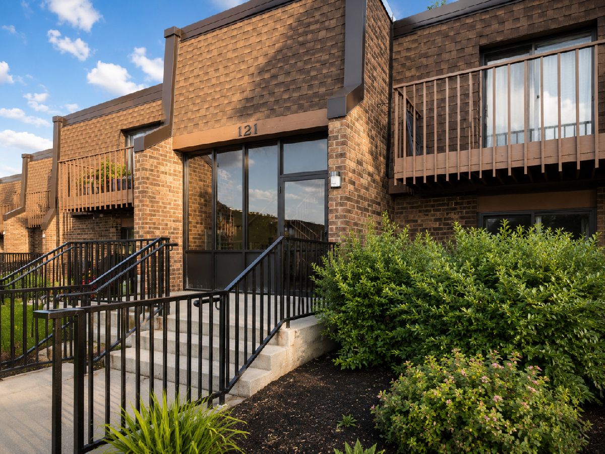 Condominiums For Sale Lakewood Schaumburg Illinois, 121 Mullingar Court