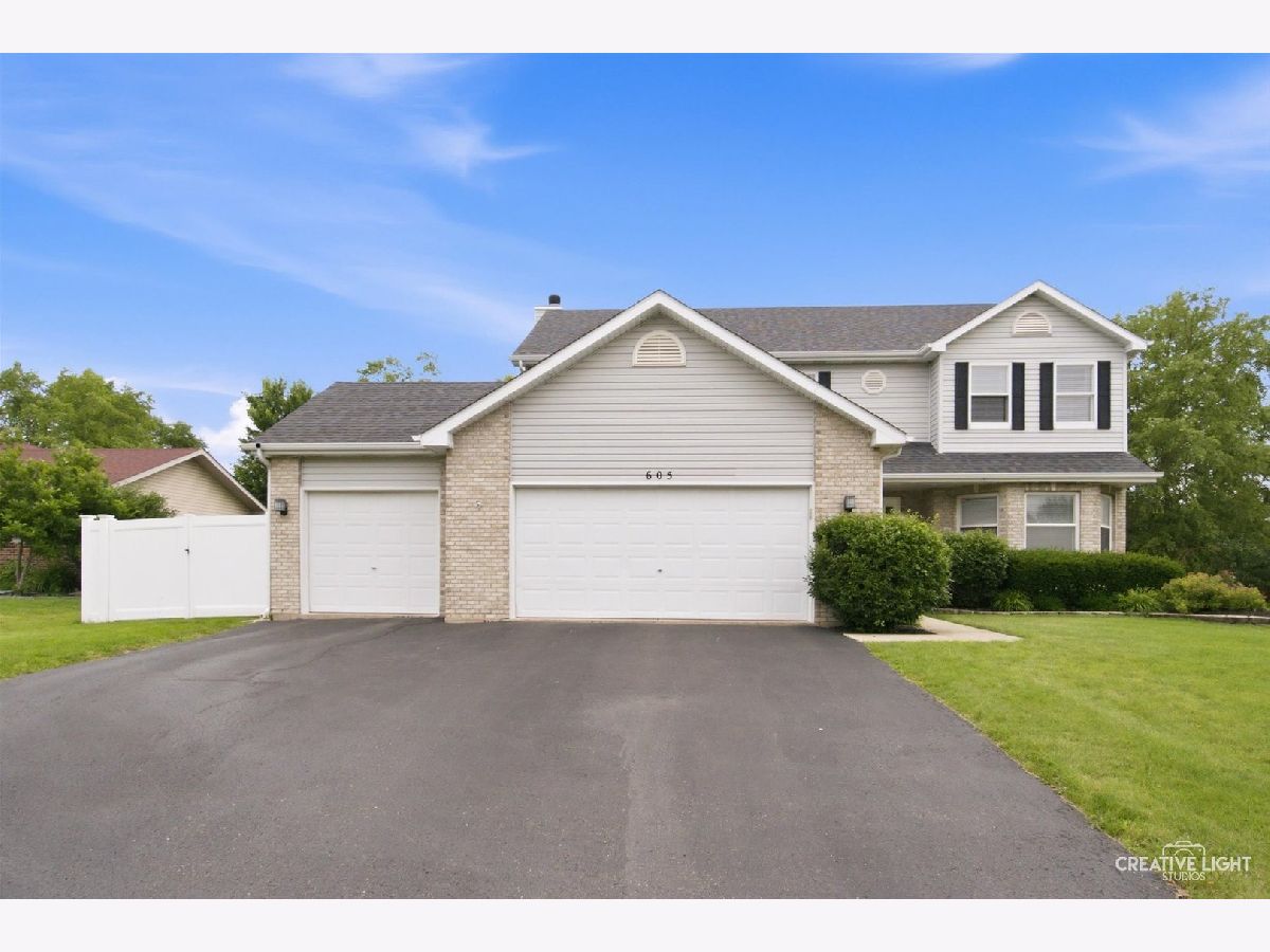  For Sale Oswego Illinois, 605 Woodchuck Trail