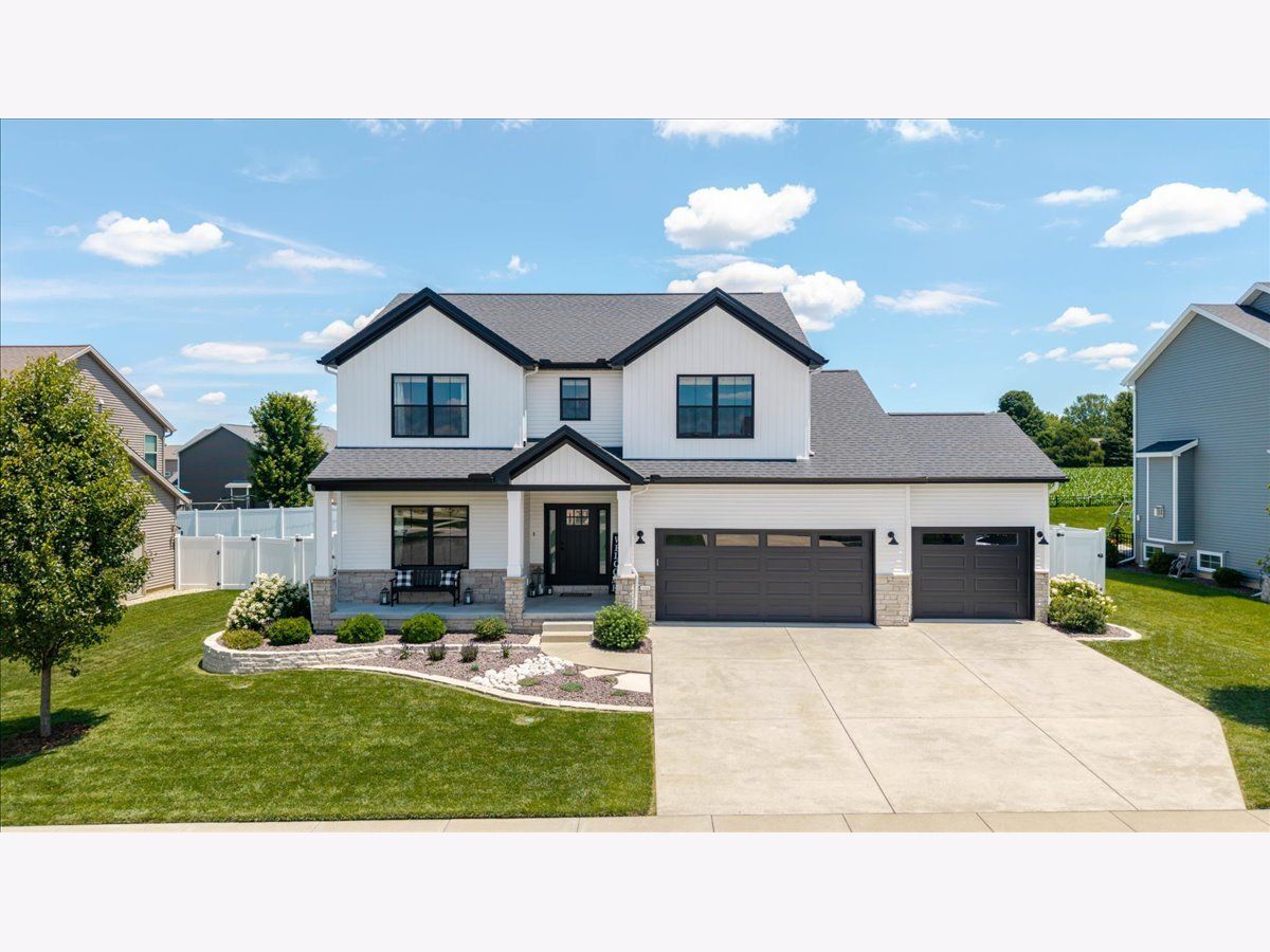 Homes & Condos & Townhomes For Sale Grove On Kickapoo Creek Bloomington Illinois, 1304 Staghorne Way