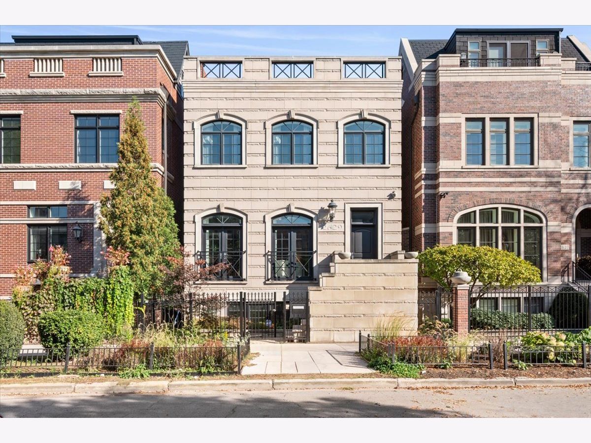  For Sale Chicago Illinois, 2629 Paulina Street