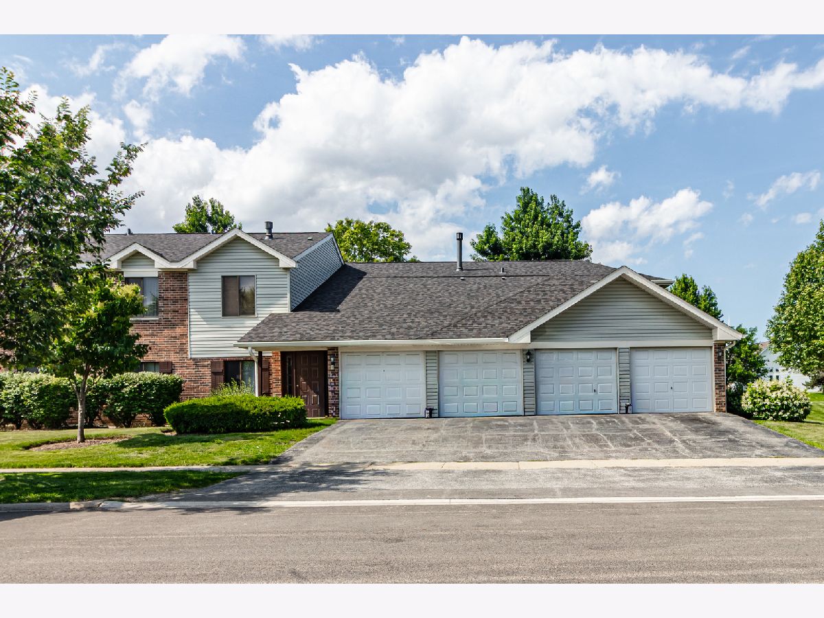 Condominiums For Sale Cross Creek Roselle Illinois, 906 Cross Creek Drive